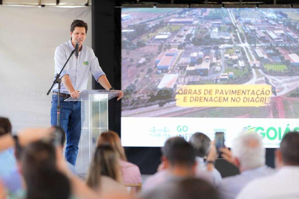 Daniel Vilela inaugura asfalto e leva ações sociais a Itumbiara