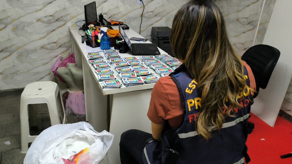 Procon Goiás apreende mais de 2 mil figurinhas da Copa do Mundo com indícios de falsificação