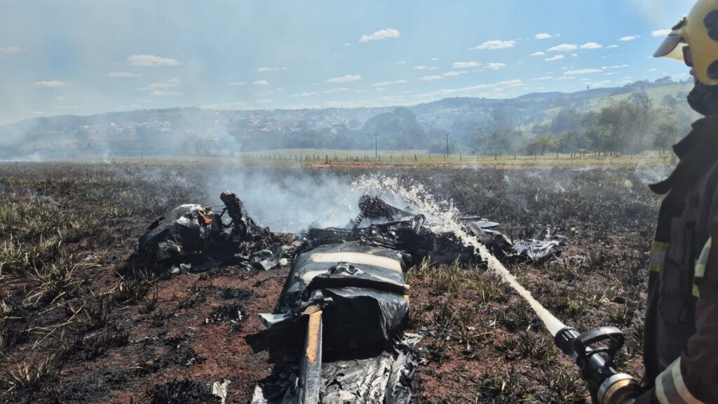 Piloto é resgatado pelos Bombeiros após queda de avião de pequeno porte em Nerópolis
