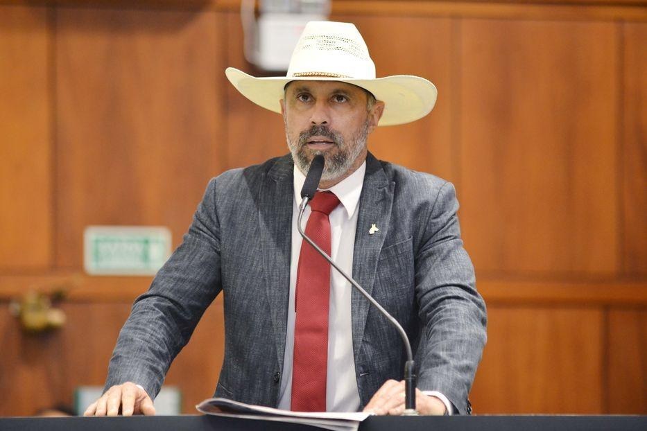 Deputados goianos aprovam processo que proíbe Amauri Ribeiro de falar na tribuna por 30 dias