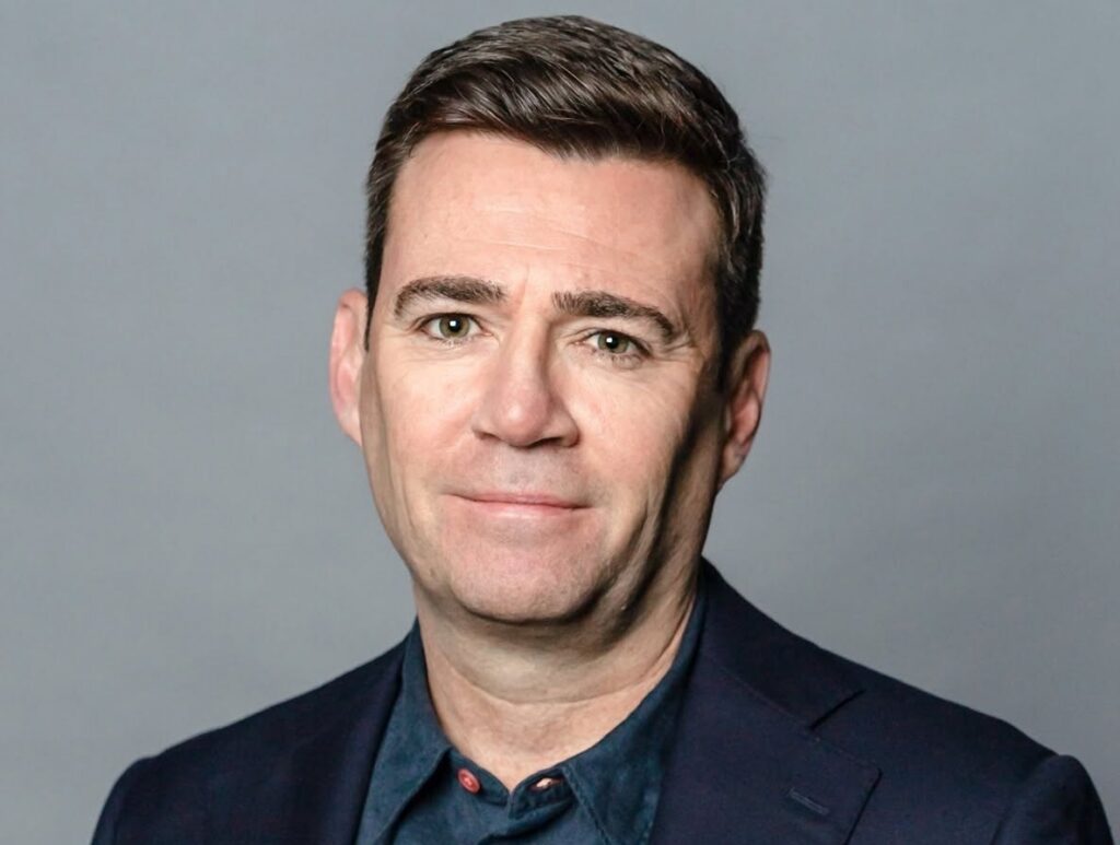 Andy Burnham confirma candidatura para suceder Starmer sem rival à vista no Reino Unido