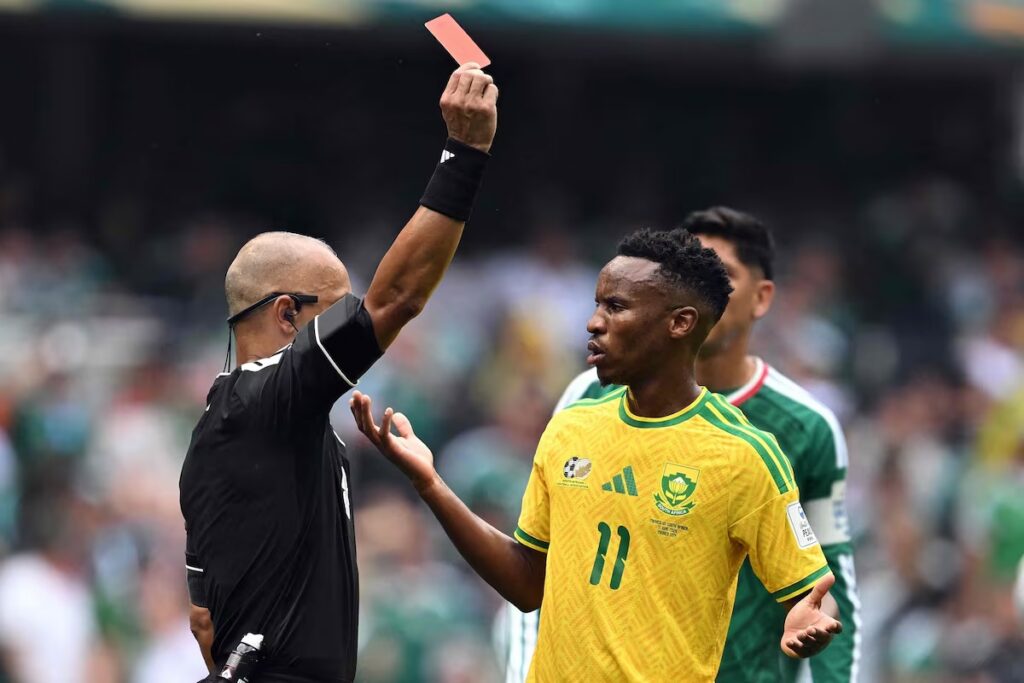 Goiano Wilton Sampaio expulsa três jogadores no 1º jogo da Copa do Mundo e viraliza falando inglês