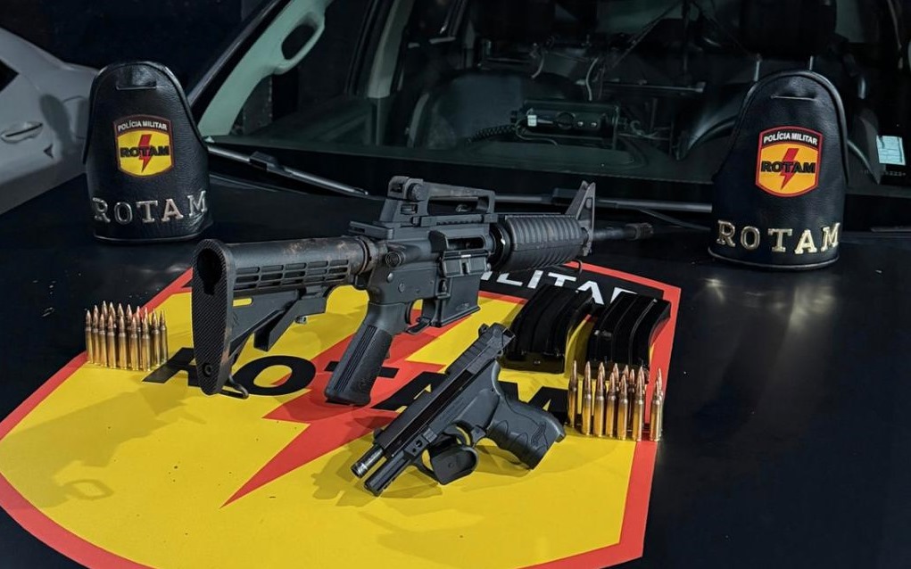 Suspeitos de integrar facção criminosa são detidos com fuzil e pistola em Goiânia