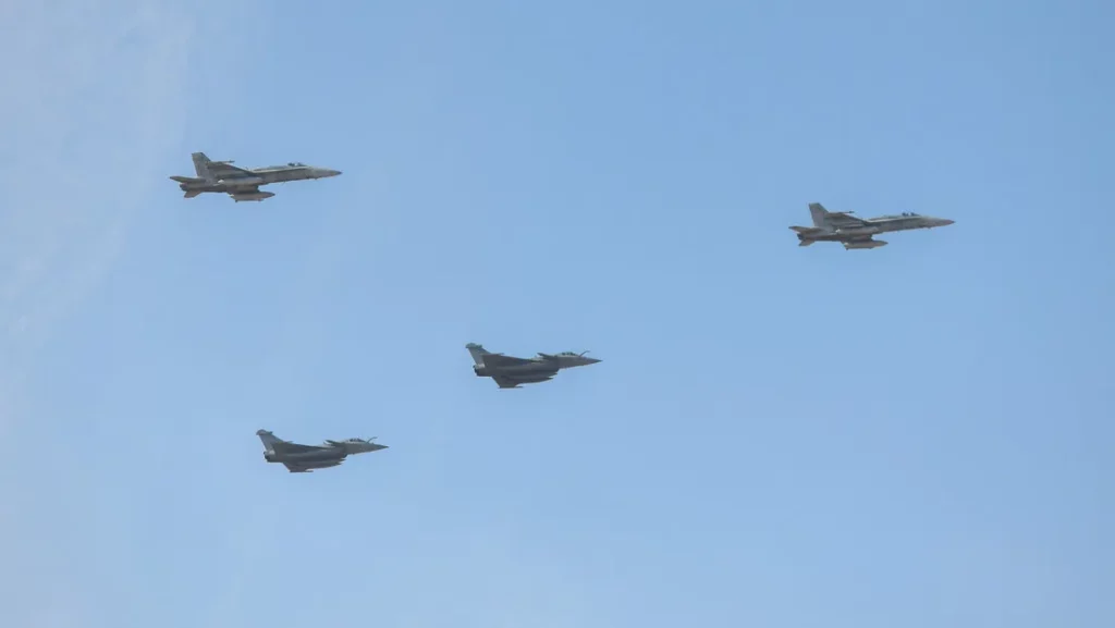 EUA atacam alvos militares no Irã; Kuwait intercepta mísseis e drones
