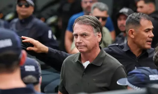 Arma de Bolsonaro que foi apreendida com sargento estava desativada, diz defesa