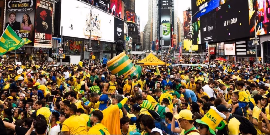 Brasileiros lotam a Times Square antes da estreia na Copa e fazem até roda de pagode