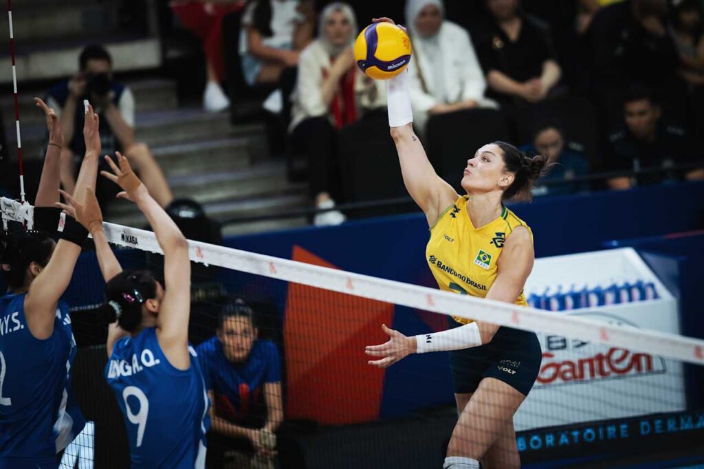 Seleção brasileira feminina de vôlei supera a China e segue invicta na Liga das Nações