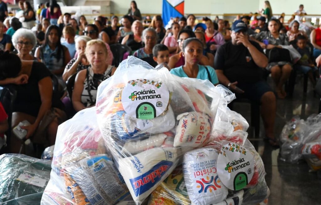 Mabel entrega 6 toneladas de alimentos arrecadados na Pecuária de Goiânia 2026