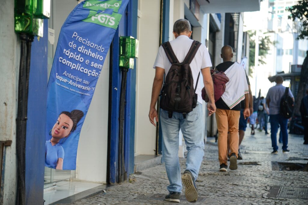 TCE-GO fiscaliza descontos em folha acima do limite legal