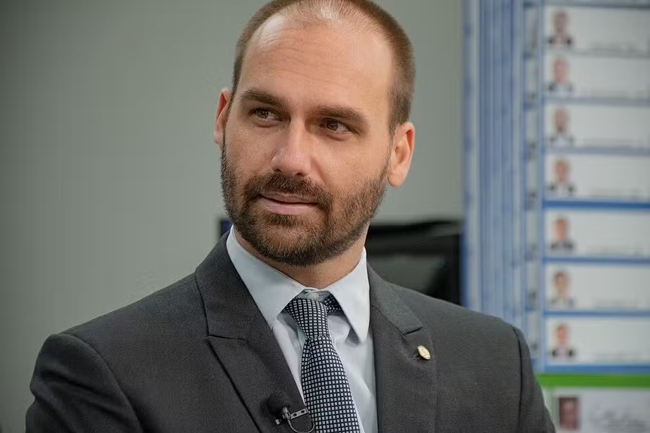 PF encerra processo e decide demitir Eduardo Bolsonaro por abandono de cargo