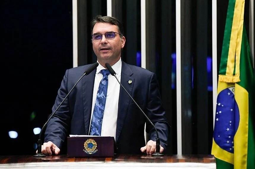 Meu vice será uma pessoa preparada e de preferência mulher, diz Flávio Bolsonaro