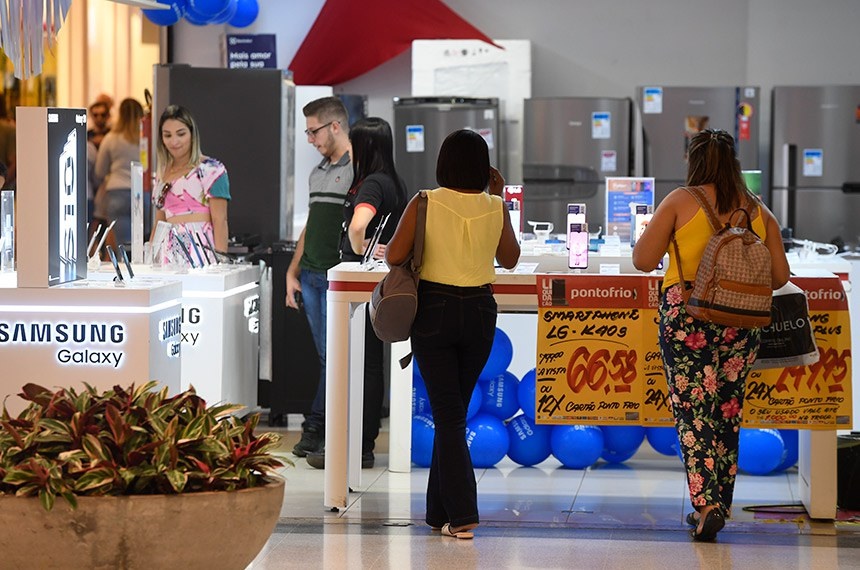 Regra que limita trabalho no comércio em feriados entra em vigor; entenda