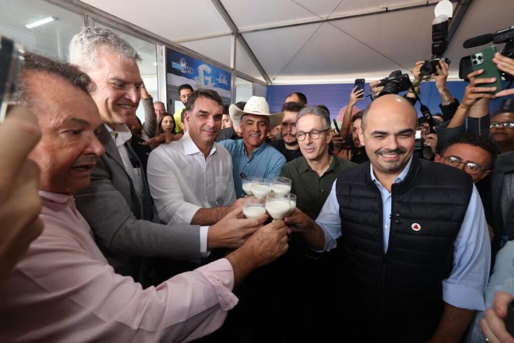 Flávio se reencontra com Zema em Minas Gerais, faz brinde e prega união da direita