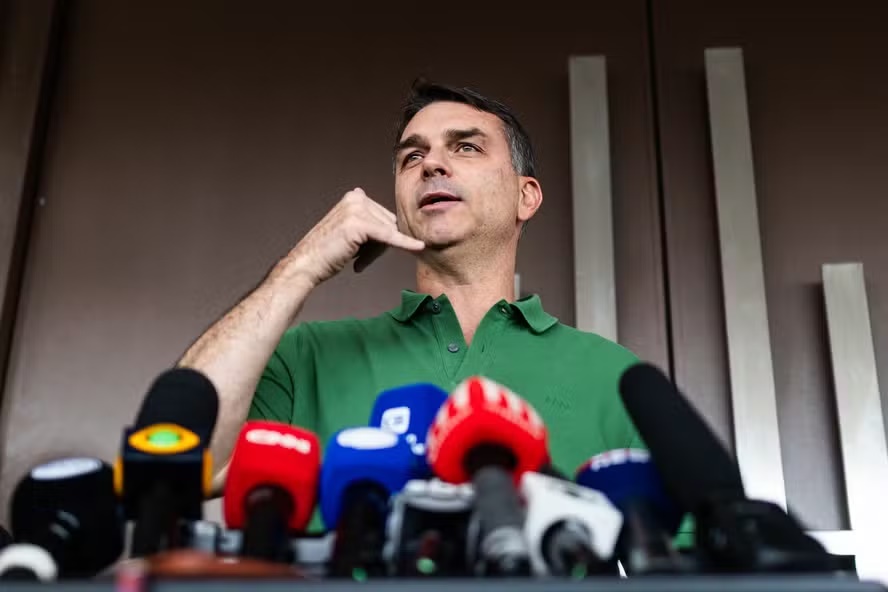 Flávio Bolsonaro diz que vai reduzir a maioridade penal e aprovar castração química para estuprador