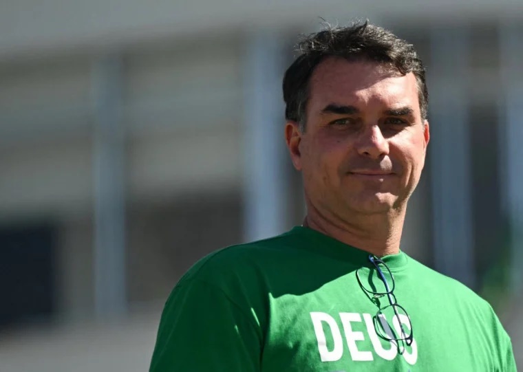 Flávio Bolsonaro diz que briga com Michelle é ‘página virada’ e que quer vice mulher