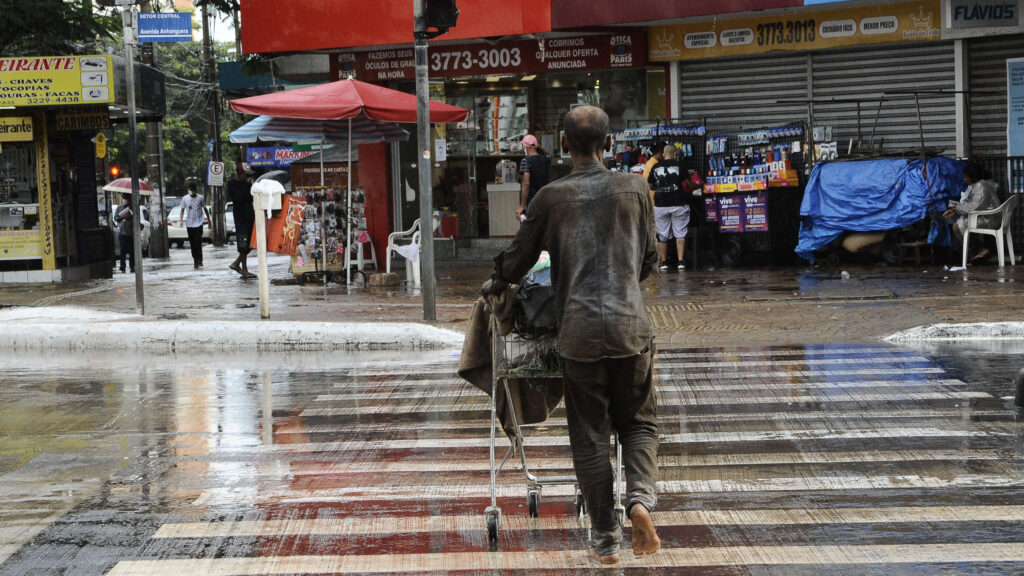 Alta no número de pessoas em situação de rua no Brasil reforça cobrança por políticas públicas eficazes