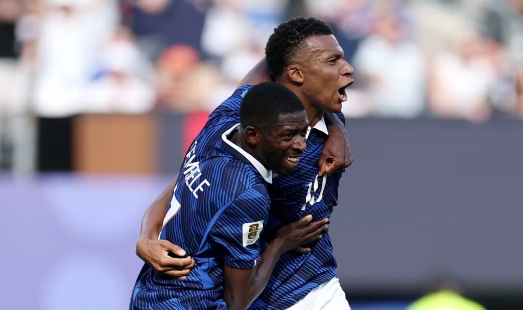 França vence Suécia com gols históricos de Mbappé e enfrenta Paraguai nas oitavas