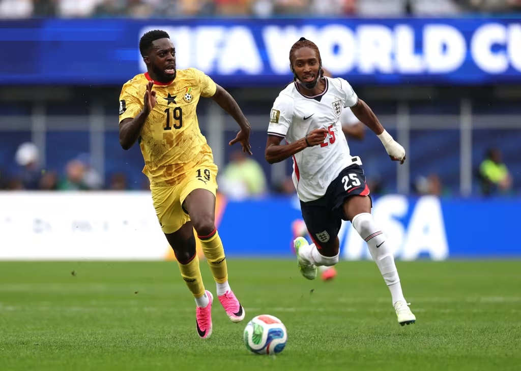 Gana segura empate com Inglaterra e segue na luta por liderança