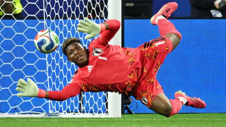 Quem é Zion Suzuki, aposta do Japão contra o Brasil na Copa e primeiro goleiro negro da seleção