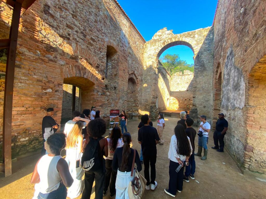 Alunos de Arquitetura visitam ruínas centenárias em fase final de consolidação no Rio