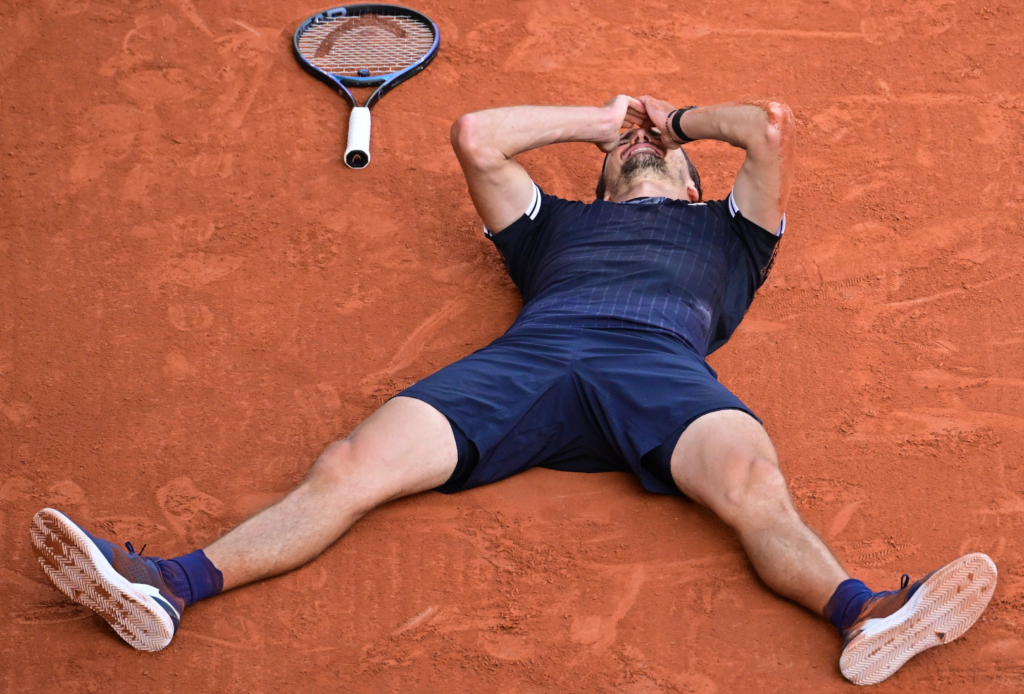 Zverev vence batalha contra Cobolli e é campeão de Roland Garros