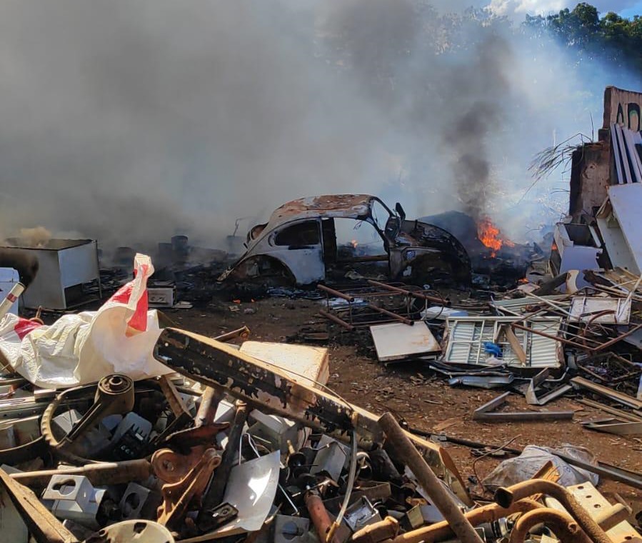 Bombeiros combatem incêndio de grandes proporções em fábrica de reciclagem em Luziânia