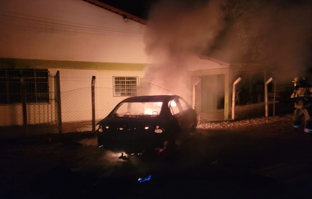 Carro é destruído por incêndio no centro de Piracanjuba