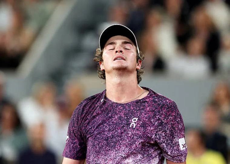 João Fonseca perde duelo geracional para Mensik e encerra campanha memorável em Roland Garros