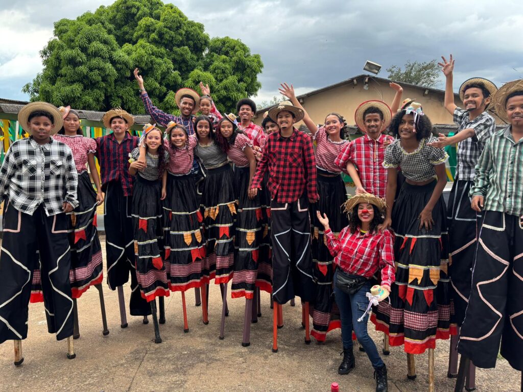 Quadrilha na perna-de-pau anima festa junina do Circo Laheto em Goiânia