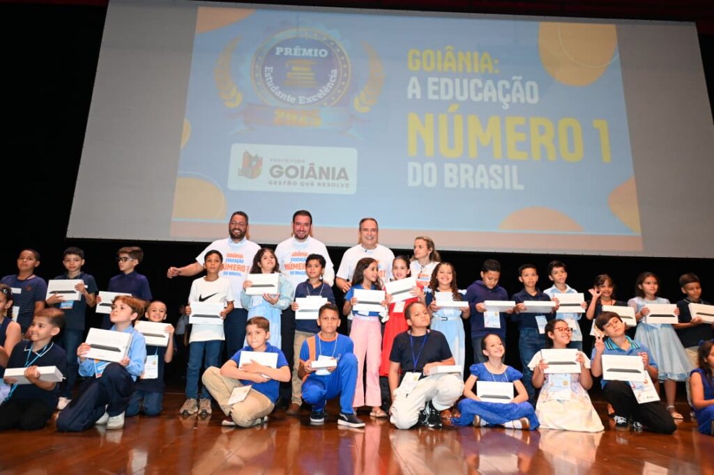 Mabel entrega 380 tablets a alunos de Goiânia premiados pelo Estudante Excelência 2026
