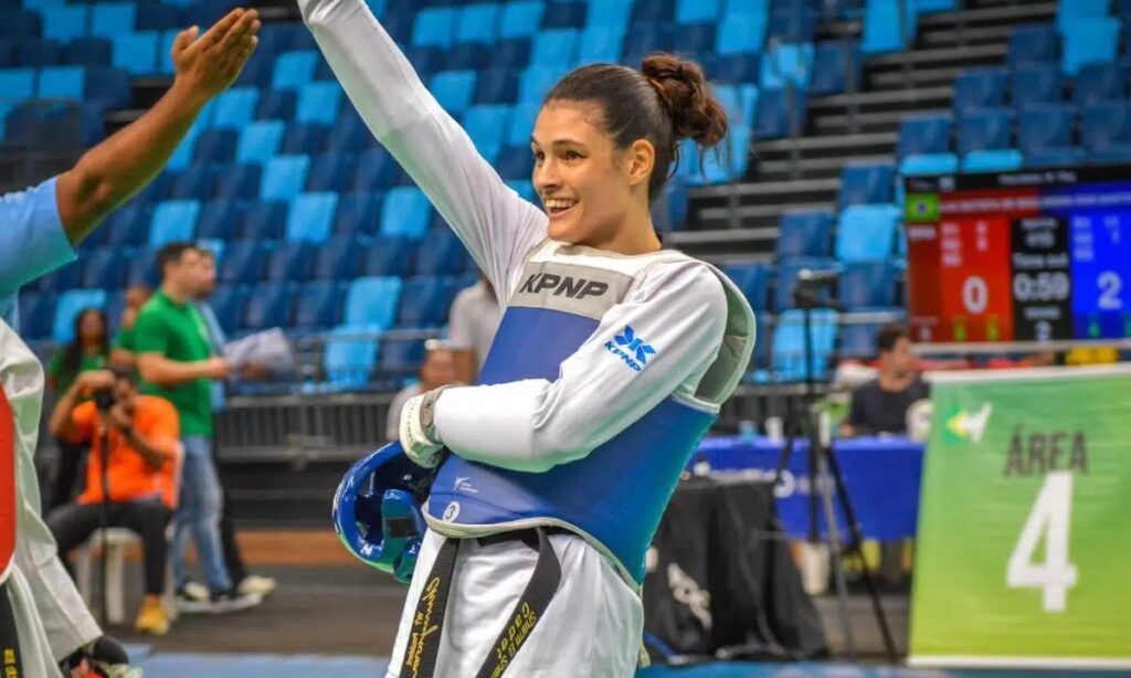 Maria Clara bate campeã olímpica e conquista ouro para o Brasil no Grand Prix de Taekwondo