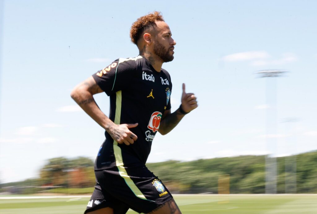 Neymar faz primeiro trabalho em campo desde convocação para a Copa do Mundo