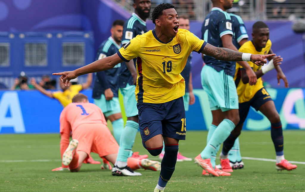 Equador vence a Alemanha por 2 a 1 e avança ao mata-mata da Copa do Mundo