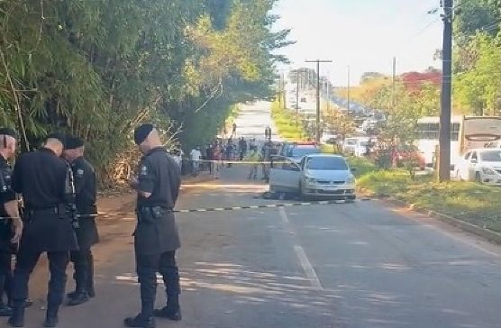 Homem é morto dentro de carro e outro fica ferido em ataque a tiros em Anápolis