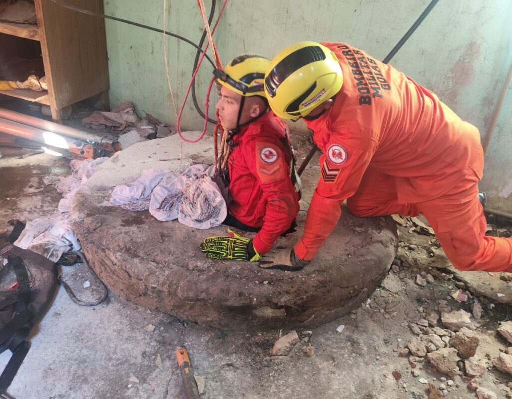 Bombeiros resgatam homem que caiu em cisterna de 12 metros de profundidade em Itumbiara