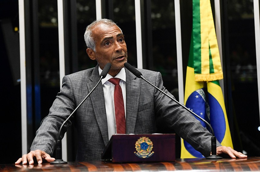 Após pressão nas redes, Romário abre mão do salário de senador durante a Copa do Mundo