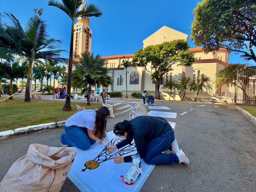 Fiéis se mobilizam em Goiânia para confeccionar os tradicionais tapetes de Corpus Christi