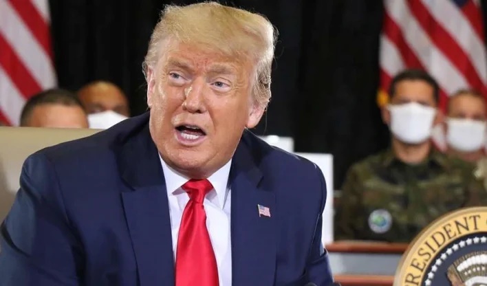 Trump assina projeto que financia US$ 70 bilhões em agenda de imigração e deportação nos EUA