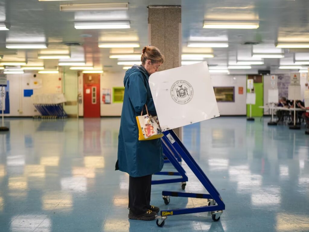 Juíza impede Trump de implementar exigência de comprovação de cidadania para votar