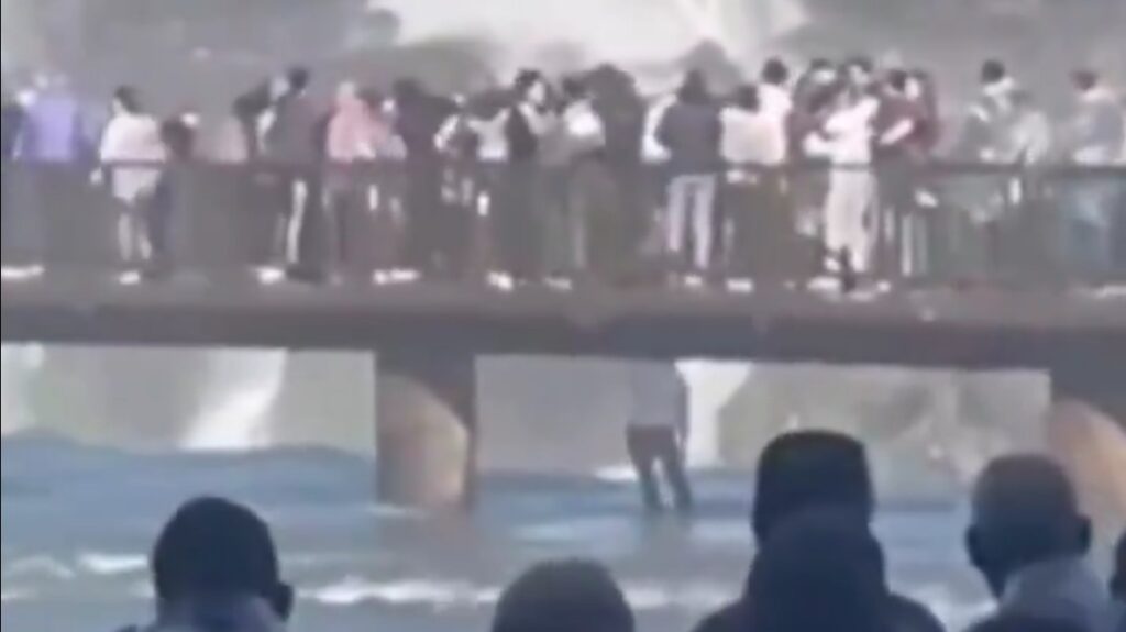 Homem pula na água perto das Cataratas do Iguaçu (PR) para resgatar celular