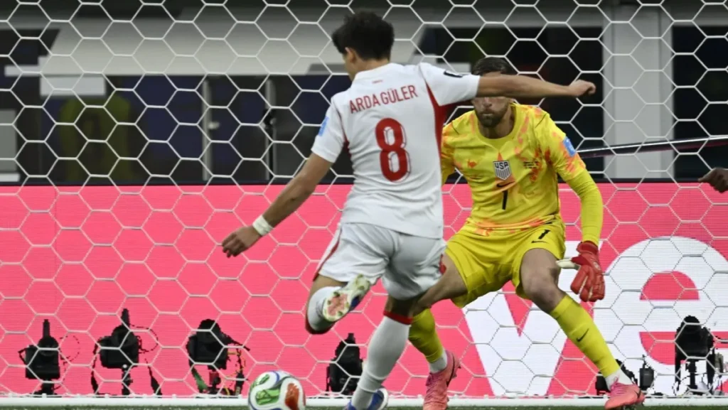 Turquia marca no último lance, vence reservas dos EUA e se despede da Copa com vitória