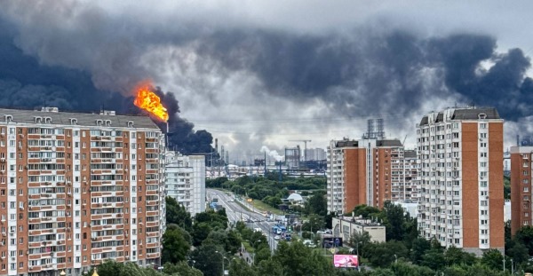 Ucrânia ataca refinaria de petróleo em Moscou e paralisa voos em grande ofensiva com drones
