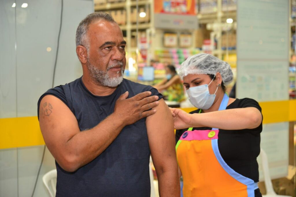 Prefeitura de Aparecida promove vacinação noturna em supermercados da cidade