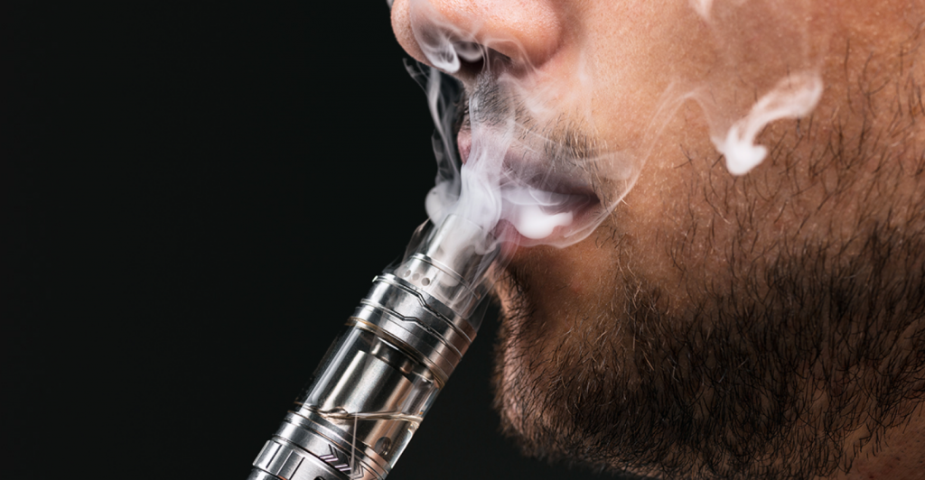 Cigarro eletrônico supera tabaco convencional entre jovens e registra níveis de nicotina até seis vezes maiores que o cigarro