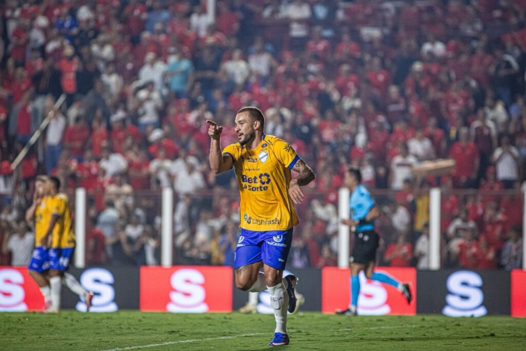 Vila Nova bate o Botafogo-SP e assume a liderança da Série B