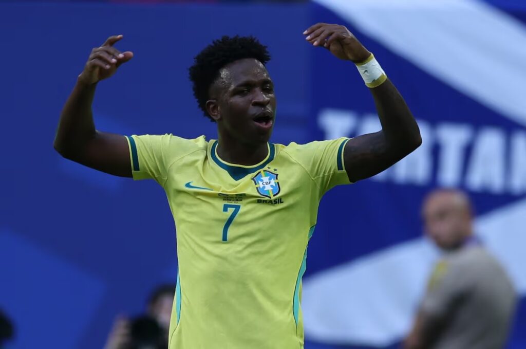 Brasil tem brilho de Vini Jr, bate a Escócia com jogo convincente e avança como líder