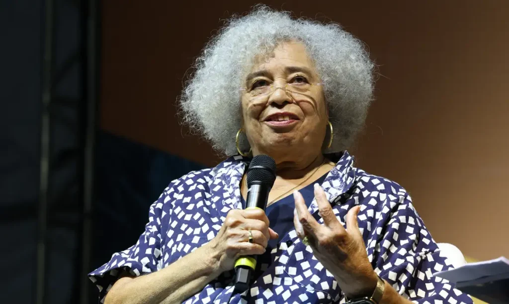 Angela Davis cita pensadores brasileiros e critica gentrificação em participação na Flip