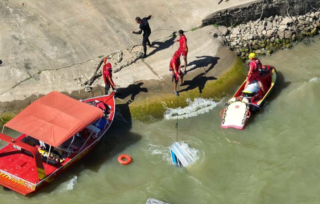 Bombeiros evitam naufrágio de embarcação no Rio Vermelho