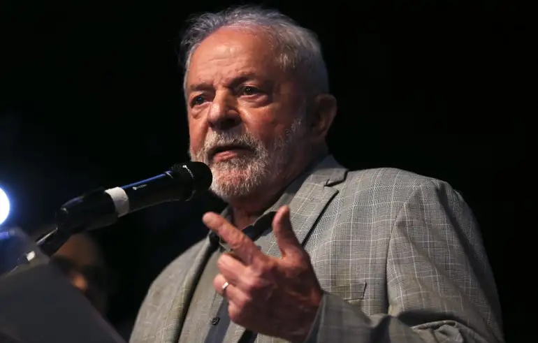 Lula alfineta seleção após maioria dos jogadores não voltar ao Brasil: ‘Que vergonha’