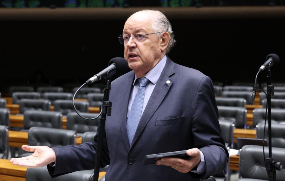 Projeto na Câmara proíbe atletas que jogam fora do Brasil e técnico estrangeiro na Seleção